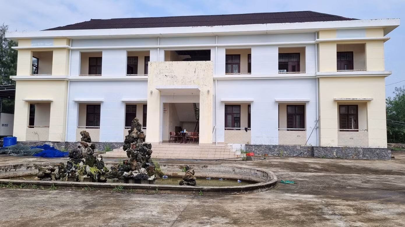 Khu nhà hành chính 2 tầng nằm trong nằm trong khuôn viên sân vườn diện tích trên 736 m2 bỏ hoang lãng phí.