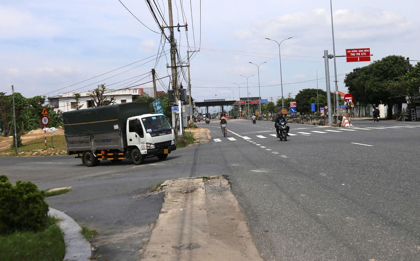 Tuyến đường rẽ vào khu dân cư ngay trước trạm BOT. Tuyến đường rẽ vào khu dân cư ngay trước trạm BOT.