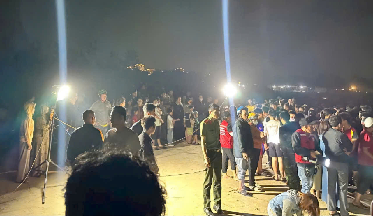 Lực lượng chức năng tổ chức tìm kiếm nạn nhân đuối nước. Ảnh L. H. N