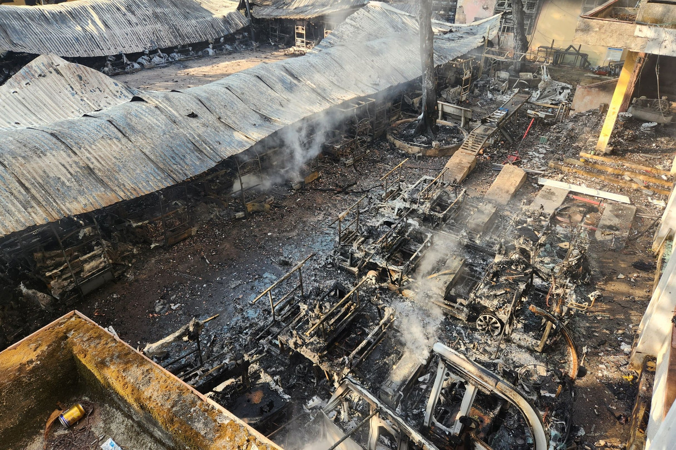 Hiện trường 40 xe điện bị thiêu rụi. Hiện trường 40 xe điện bị thiêu rụi.