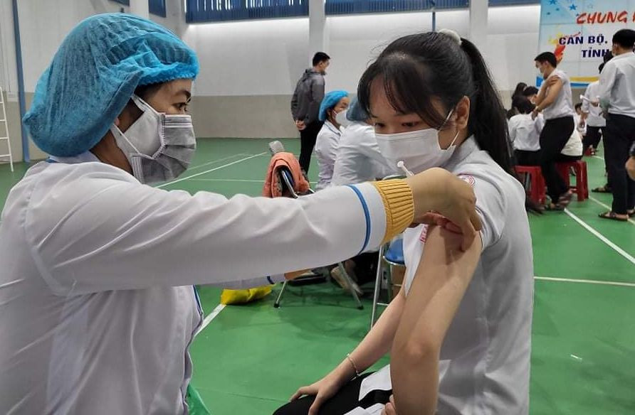 Tiêm vắc xin ngừa COVID-19 tại Quảng Nam. Tiêm vắc xin ngừa COVID-19 tại Quảng Nam.