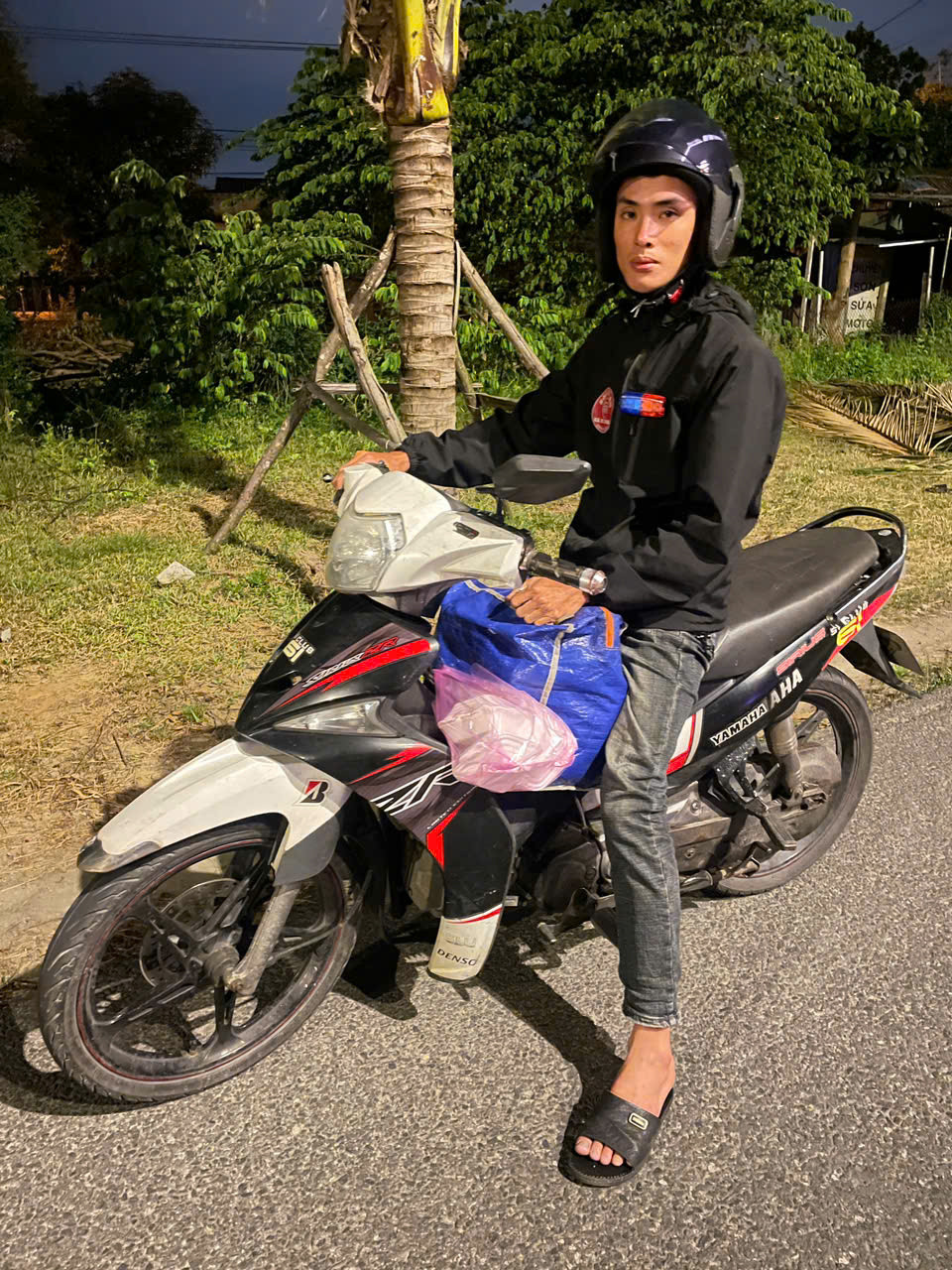 Đội trưởng Nguyễn Nhất Đông với túi đồ nghề, sẵn sàng lên đường giải cứu những chiếc xe hỏng.