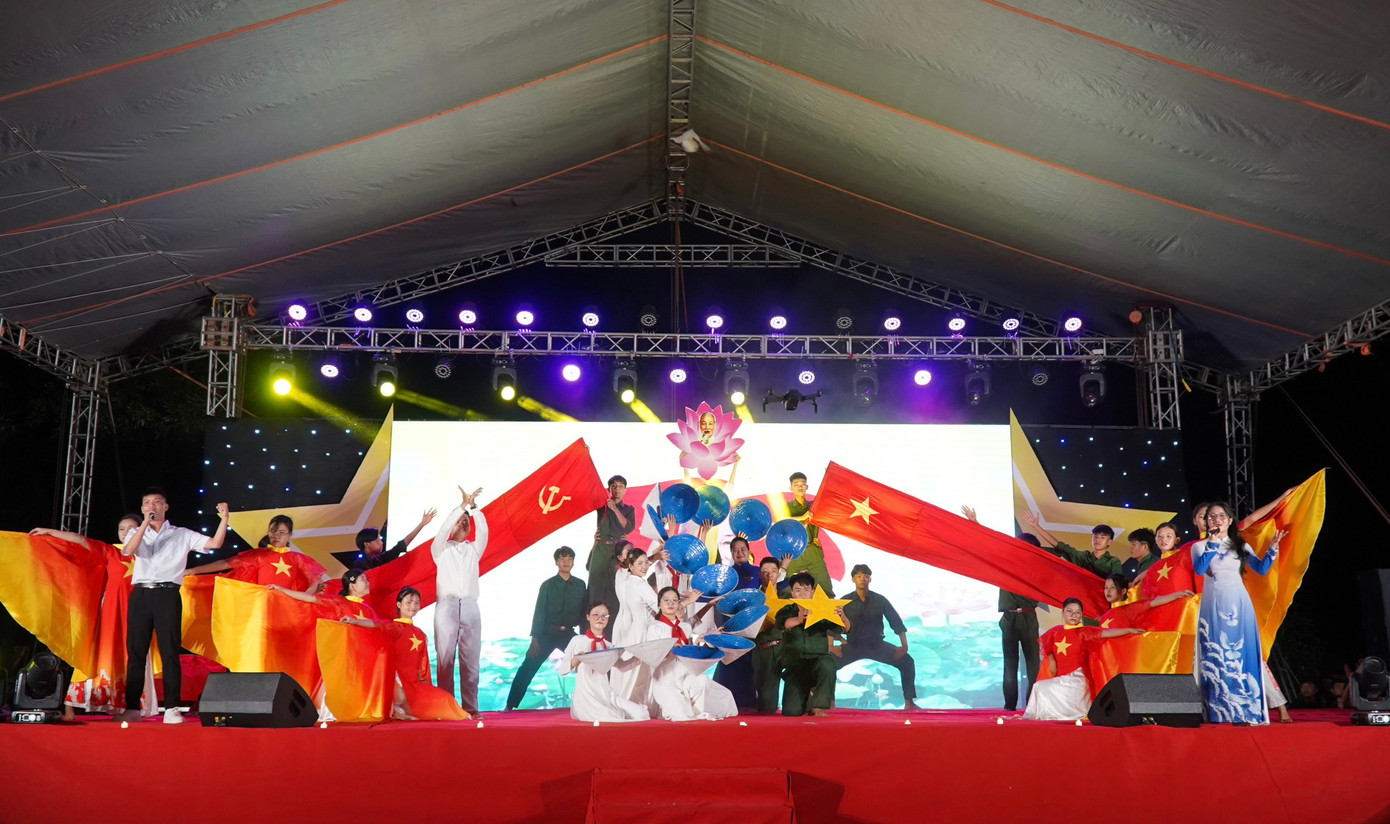 Chương trình Liên hoan nghệ thuật chủ đề “Bản hùng ca bất diệt” được dàn dựng công phu với sự tham gia biểu diễn của đoàn viên thanh niên. Chương trình Liên hoan nghệ thuật chủ đề “Bản hùng ca bất diệt” được dàn dựng công phu với sự tham gia biểu diễn của đoàn viên thanh niên.