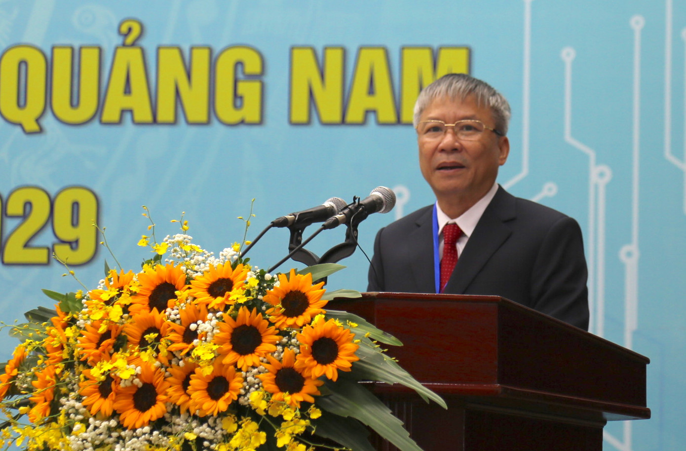 Ông Nguyễn Đức Dũng - Phó Bí thư Tỉnh ủy, Chủ tịch HĐND tỉnh Quảng Nam phát biểu tại Đại hội.