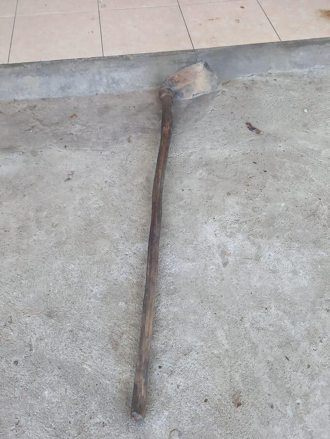 Chiếc cuốc nghi phạm vứt lại hiện trường sau khi đập bể cửa kính tiệm vàng.