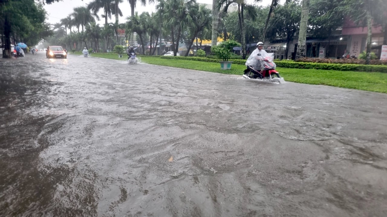 Đường Hùng Vương ngập sâu khiến phương tiện đi lại khó khăn.