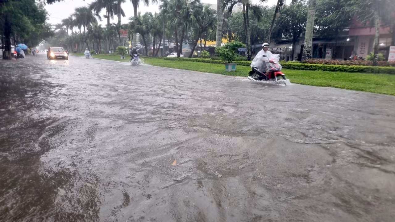 Đường Hùng Vương ngập sâu khiến phương tiện đi lại khó khăn. Đường Hùng Vương ngập sâu khiến phương tiện đi lại khó khăn.