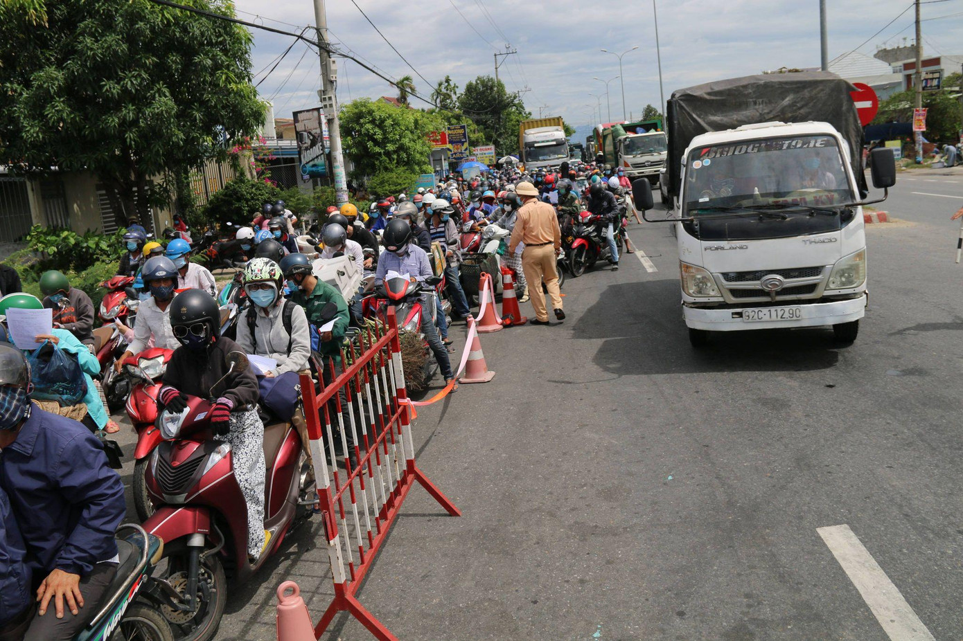 Dòng người đua nhau từ Đà Nẵng đổ về quê Quảng Nam. Dòng người đua nhau từ Đà Nẵng đổ về quê Quảng Nam.