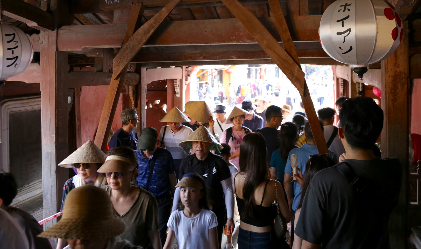 Đặc biệt khu vực di tích Chùa Cầu đang trong giai đoạn trùng tu di tích nhưng vẫn hút lượng lớn khách đổ về.