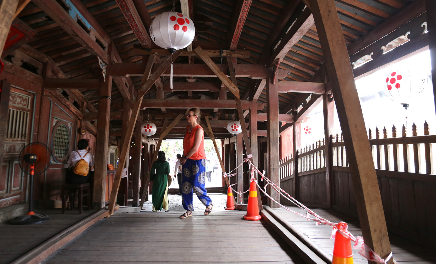 Khách tham quan tại Chùa Cầu.