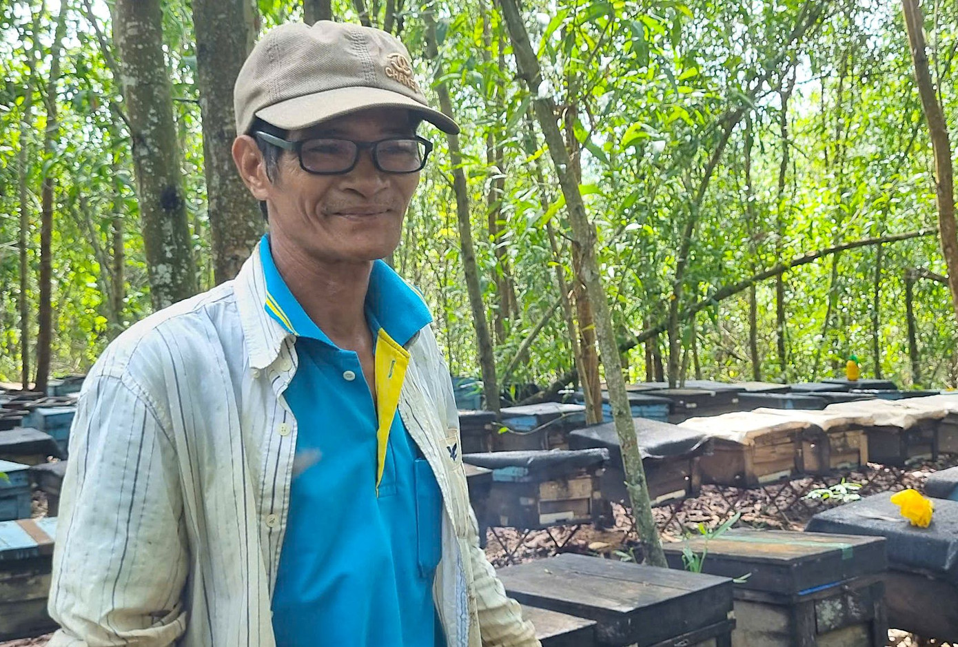 Kinh nghiệm 20 năm gắn bó với nghề nuôi ong, ông nói rằng công việc không quá vất vả nhưng nếu không đam mê thì khó bám trụ bởi nay đây mai đó thường xuyên vắng nhà. Khu vực ‘dựng trại’ lại là những khu rừng yên tĩnh, vắng vẻ.