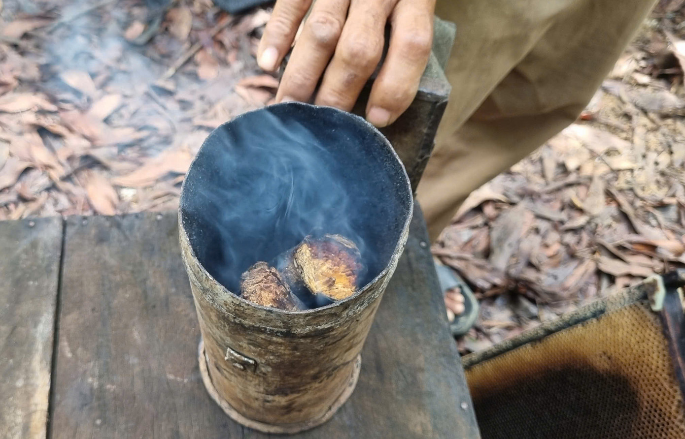 Ống khói dùng để dụ ong lên, đổ thức ăn lên thành thì đàn ong xúm xít đậu quanh