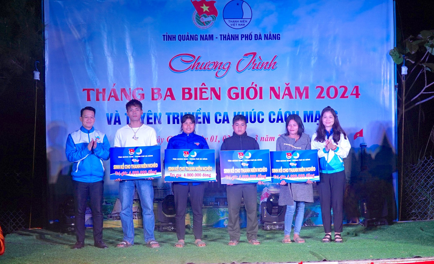 Trao tặng công trình Thắp sáng vùng biên và tặng sinh kế cho thanh niên có hoàn cảnh khó khăn.