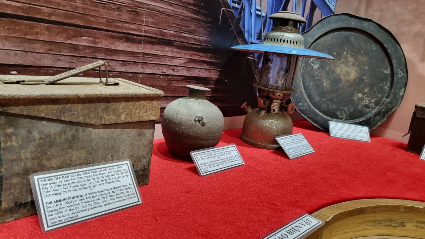 Các kỷ vật còn lại là những báu vật vô giá, kể lại với lớp người sau về những trang sử hào hùng của dân tộc Việt Nam. Các kỷ vật còn lại là những báu vật vô giá, kể lại với lớp người sau về những trang sử hào hùng của dân tộc Việt Nam.