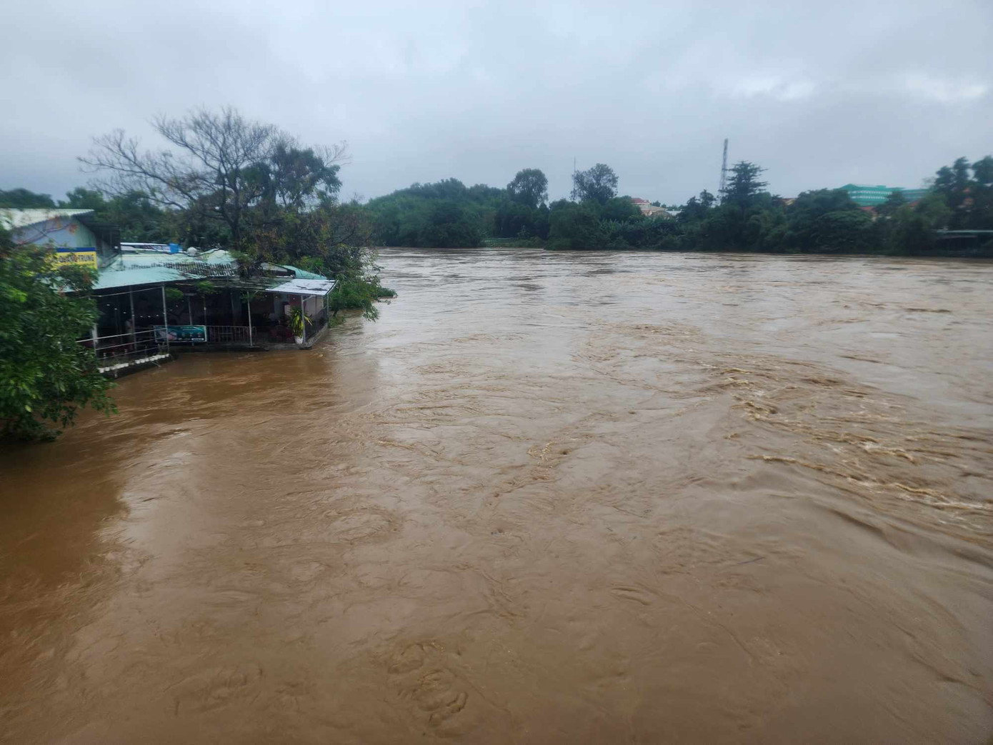 Lũ dâng cao trên các sông. Lũ dâng cao trên các sông.