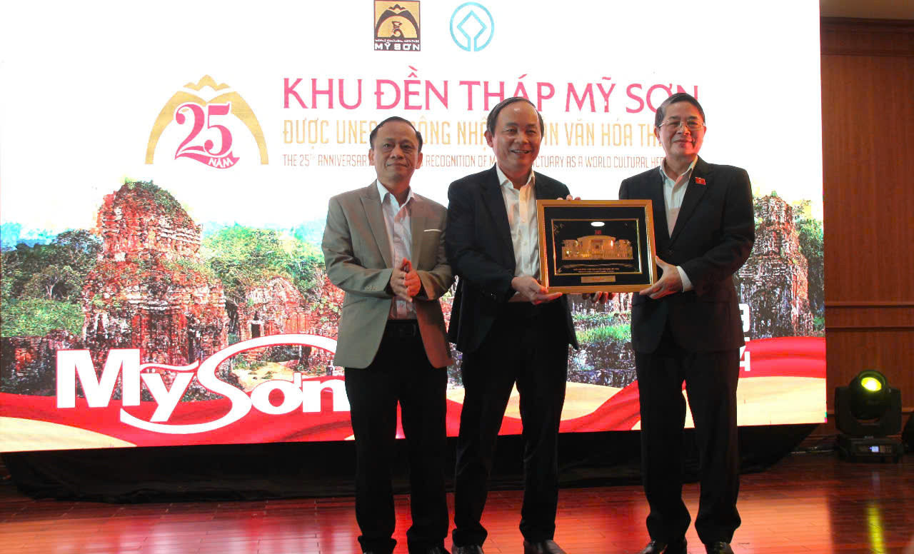 Phó Chủ tịch Quốc hội tặng quà lưu niệm Ban quản lý Di sản Văn hóa Mỹ Sơn nhân lễ kỷ niệm 25 năm Khu đền tháp Mỹ Sơn được UNESCO công nhận Di sản Văn hóa Thế giới. Phó Chủ tịch Quốc hội tặng quà lưu niệm Ban quản lý Di sản Văn hóa Mỹ Sơn nhân lễ kỷ niệm 25 năm Khu đền tháp Mỹ Sơn được UNESCO công nhận Di sản Văn hóa Thế giới.