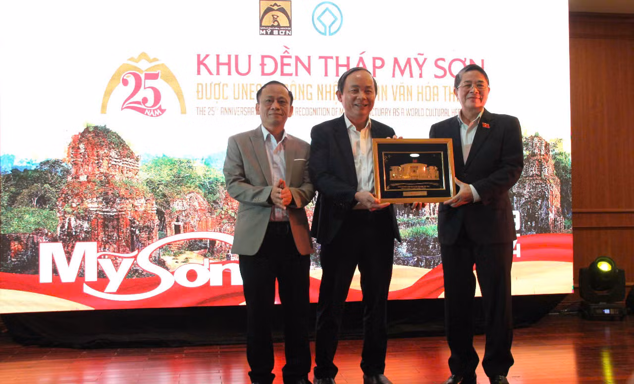 Phó Chủ tịch Quốc hội tặng quà lưu niệm Ban quản lý Di sản Văn hóa Mỹ Sơn nhân lễ kỷ niệm 25 năm Khu đền tháp Mỹ Sơn được UNESCO công nhận Di sản Văn hóa Thế giới. Phó Chủ tịch Quốc hội tặng quà lưu niệm Ban quản lý Di sản Văn hóa Mỹ Sơn nhân lễ kỷ niệm 25 năm Khu đền tháp Mỹ Sơn được UNESCO công nhận Di sản Văn hóa Thế giới.