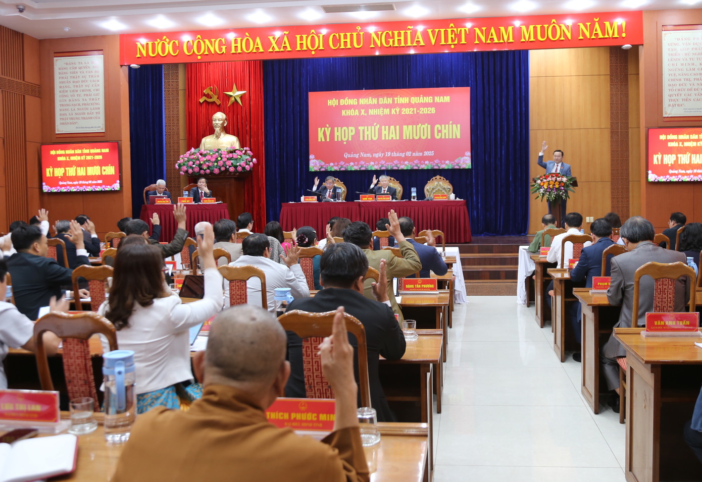 Đại biểu HĐND tỉnh Quảng Nam khóa X thống nhất thông qua nghị quyết. Đại biểu HĐND tỉnh Quảng Nam khóa X thống nhất thông qua nghị quyết.