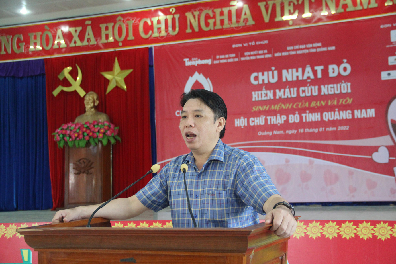 Ông Nguyễn Thế Đức - Phó Chủ tịch UBND huyện Duy Xuyên kêu gọi toàn thể cán bộ, đảng viên, công chức, viên chức và người dân địa phương tham gia Ngày hội Chủ nhật Đỏ.