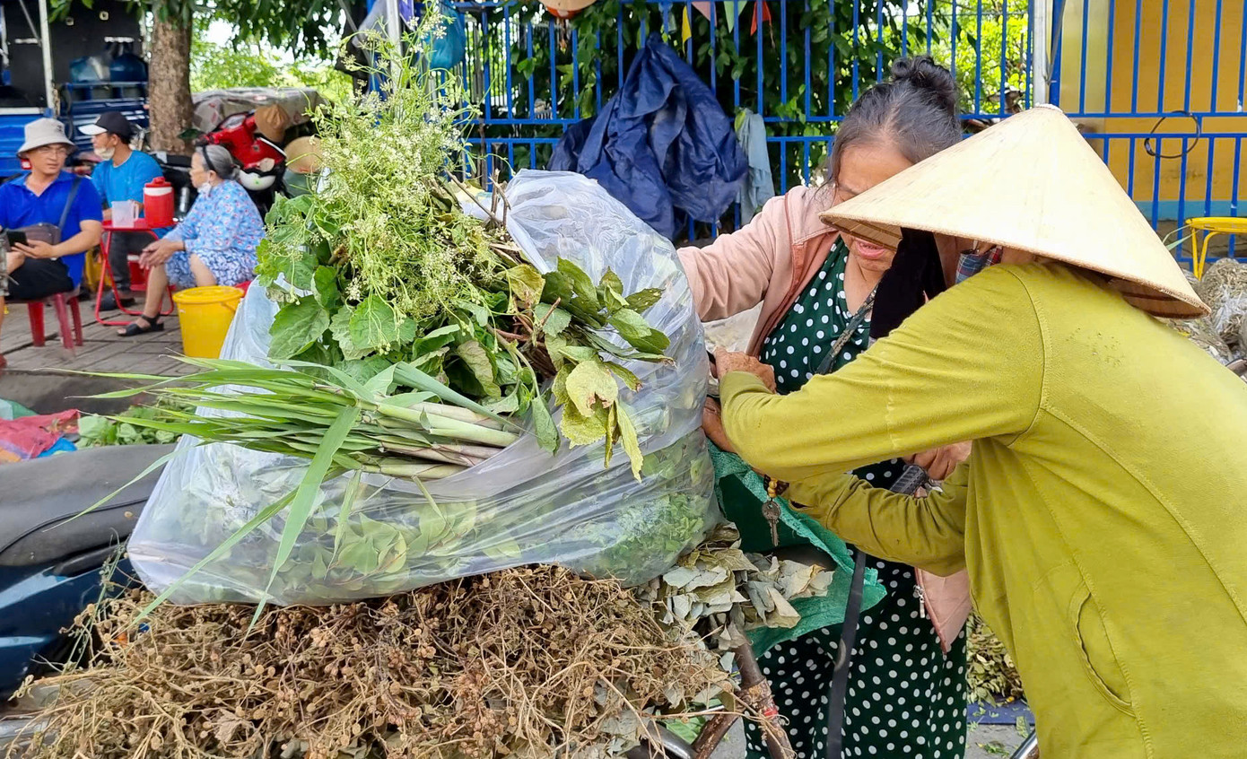 Theo quan niệm của người dân địa phương, vào đúng 12 giờ trưa ngày 5/5 âm lịch, người ta lấy nhiều loại lá rừng chặt nhỏ phơi khô làm nước uống.