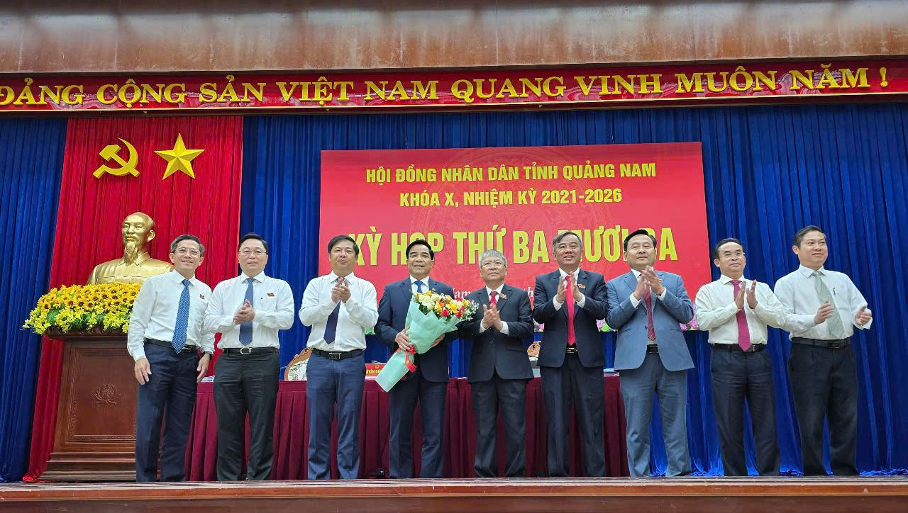 Lãnh đạo HĐND tỉnh Quảng Nam tặng hoa cho ông Lê Văn Dũng nghỉ hưu trước tuổi. Lãnh đạo HĐND tỉnh Quảng Nam tặng hoa cho ông Lê Văn Dũng nghỉ hưu trước tuổi.