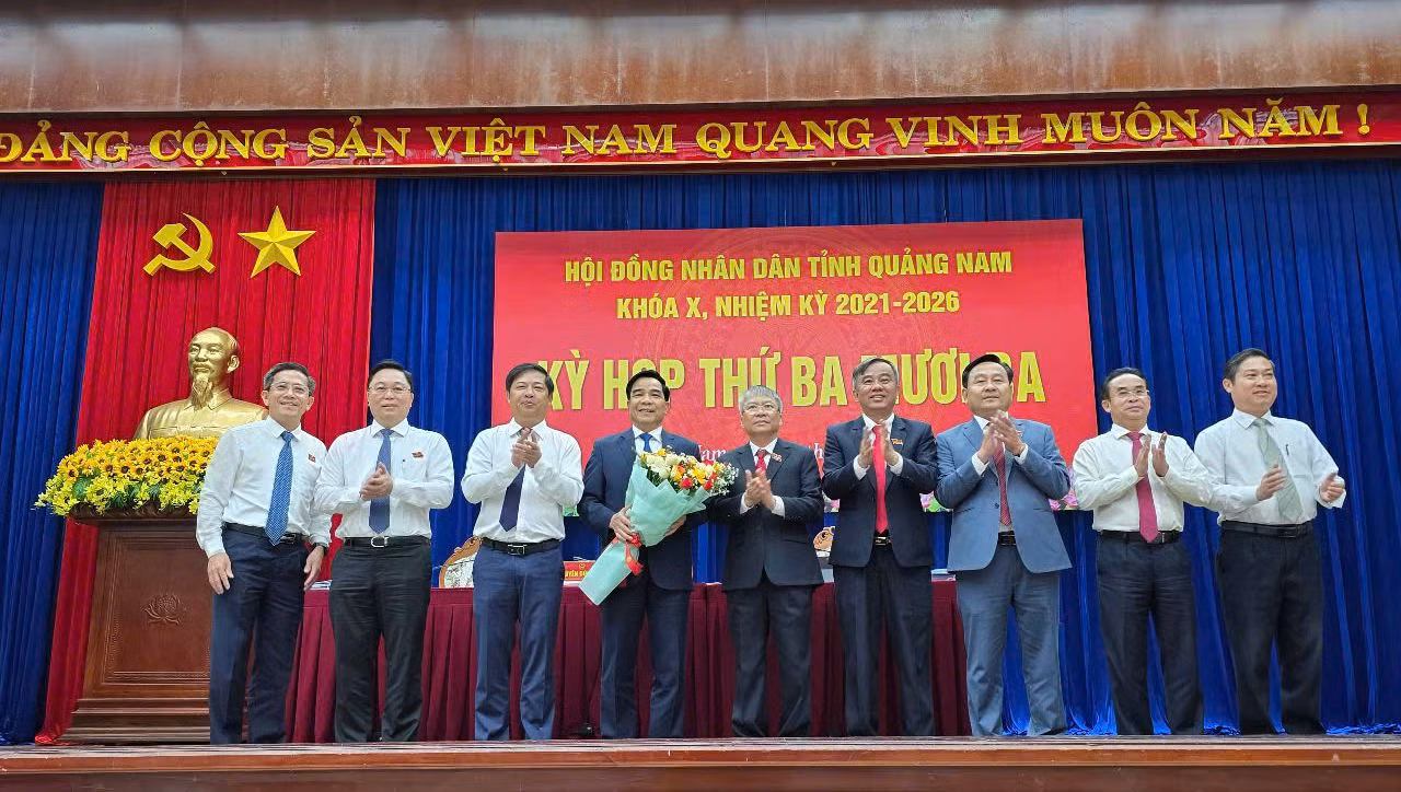 Lãnh đạo HĐND tỉnh Quảng Nam tặng hoa cho ông Lê Văn Dũng nghỉ hưu trước tuổi.