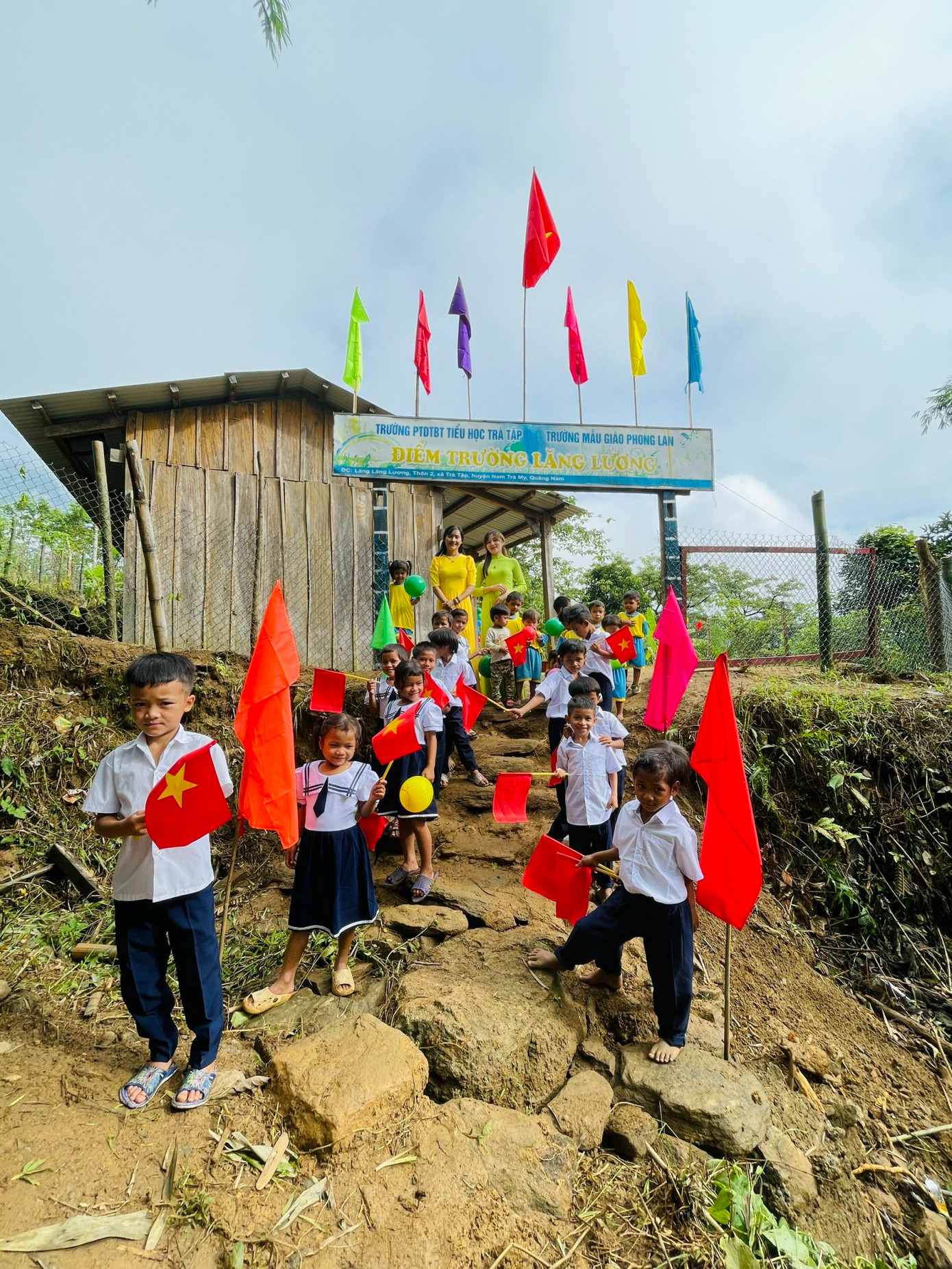 Cô trò ở điểm trường nóc Lăng Lương chào đón năm học mới.