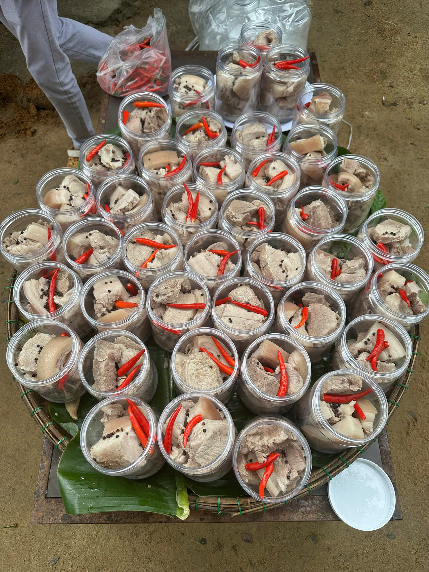 Những hũ thịt, cá được các bạn trẻ tự tay chuẩn bị để mang lên gửi tặng bà con.