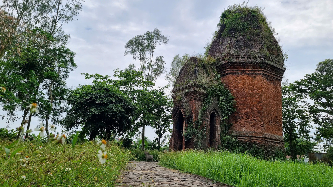 Ngôi tháp cổ có kiến trúc độc đáo, hoàn toàn không giống bất cứ ngôi tháp nào, tồn tại ngày hôm nay trên cả nước. Tháp được xây dựng theo hình bát giác mỗi cạnh rộng 4 m. Tháp cao 21,5m (gồm phần thân và mái tháp); thân cao 12,7 m được bọc kín chỉ có một lối đi vào qua tiền sảnh dài 6 m, rộng 1,55 m.