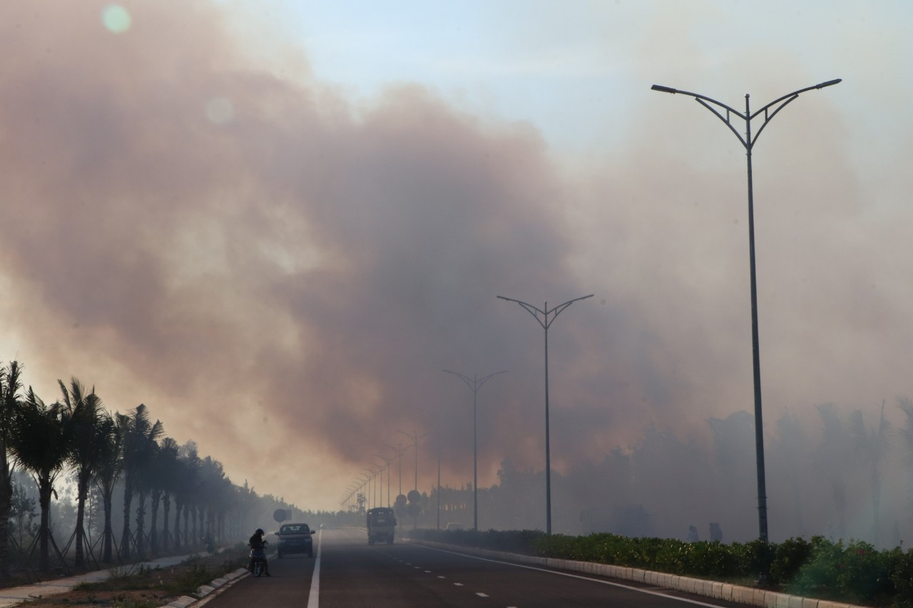 Vụ cháy tạo nên những cột khói lớn gây khó khăn cho việc di chuyển của các phương tiện lưu thông trên đường ven biển 129. Vụ cháy tạo nên những cột khói lớn gây khó khăn cho việc di chuyển của các phương tiện lưu thông trên đường ven biển 129.