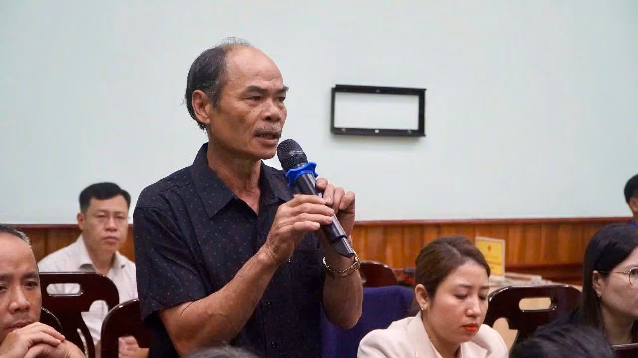 Cử tri nêu ý kiến. Cử tri nêu ý kiến.