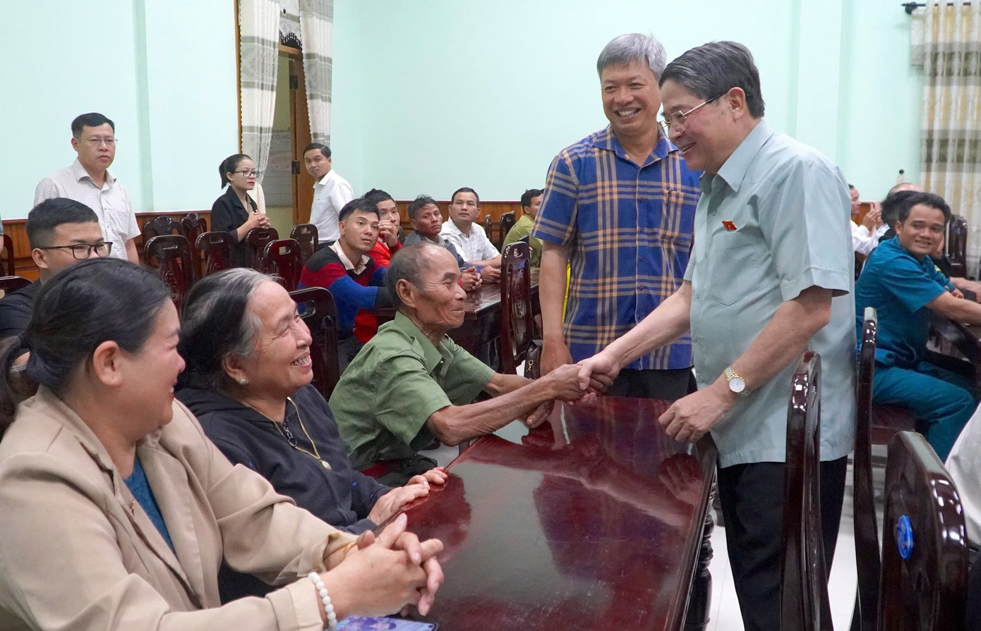 Phó Chủ tịch Quốc hội động viên, thăm hỏi người dân.