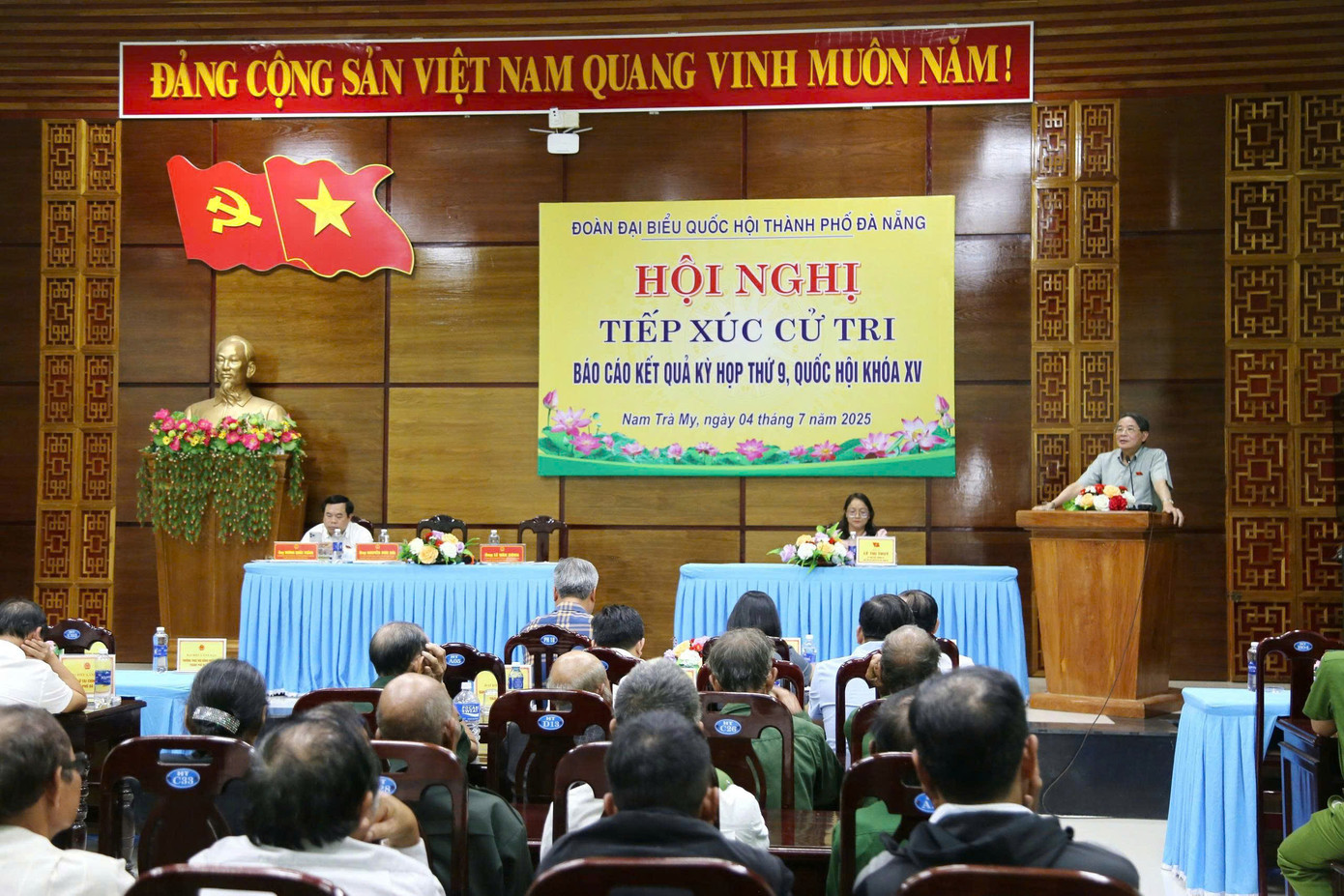 Quang cảnh hội nghị tiếp xúc cử tri.