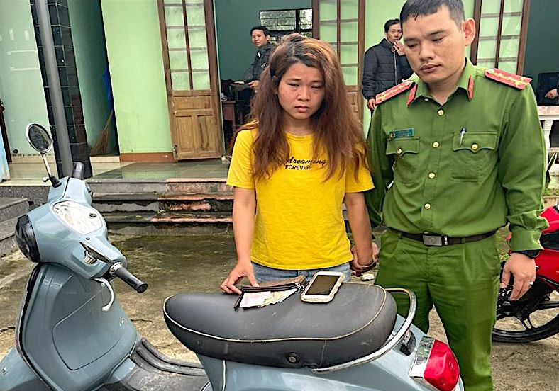 Đối tượng Nguyễn Thị Hạnh tại cơ quan công an. Ảnh CA