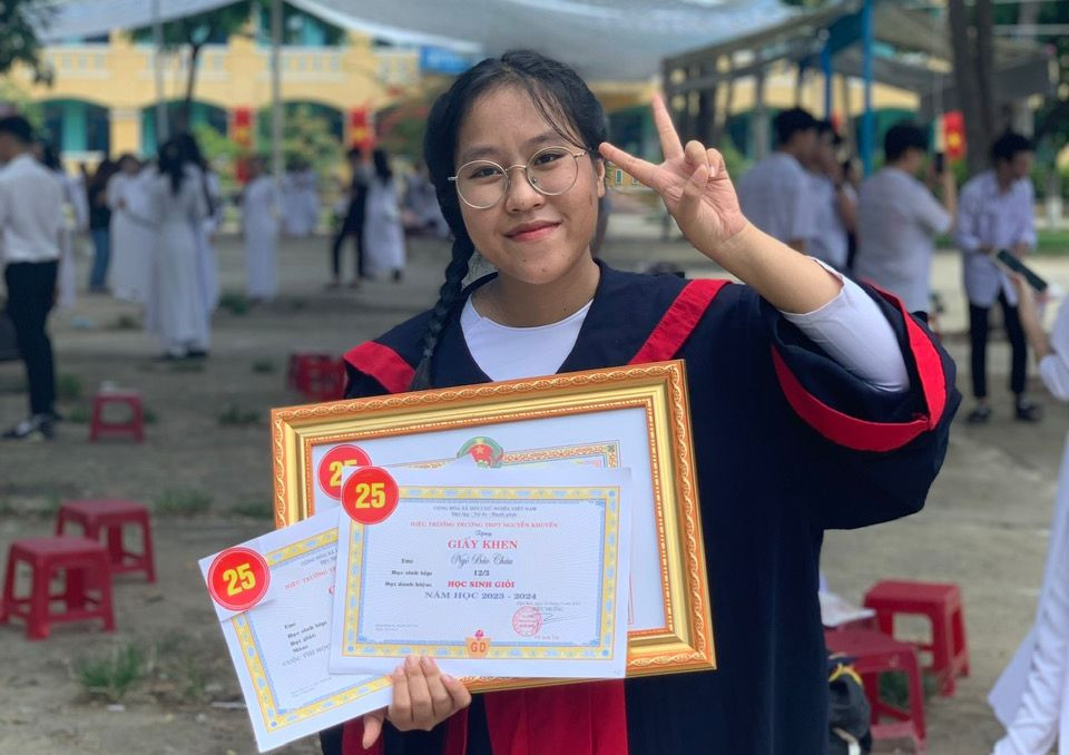 Ngô Bảo Châu trở thành thủ khoa kỳ tốt nghiệp THPT của tỉnh Quảng Nam. Ngô Bảo Châu trở thành thủ khoa kỳ tốt nghiệp THPT của tỉnh Quảng Nam.