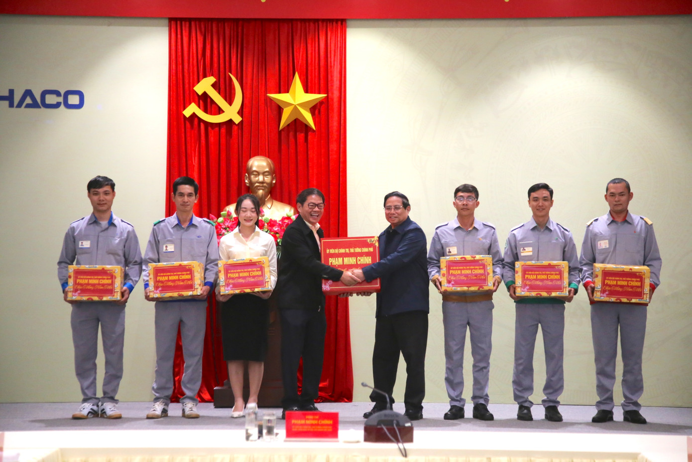 Thủ tướng tặng quà cho lãnh đạo và cán bộ nhân viên THACO