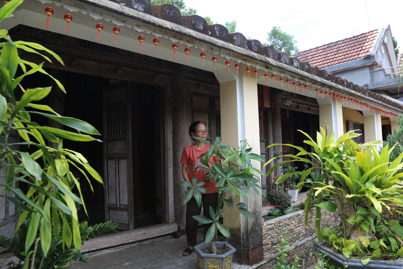 Các thế hệ con cháu truyền nhau kế thừa, chăm giữ nhà cổ như báu vật.