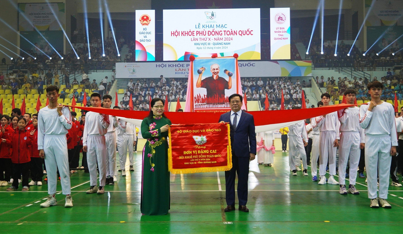 Thứ trưởng Bộ GD&ĐT Nguyễn Thị Kim Chi trao cờ cho đơn vị đăng cai Hội khỏe Phù Đổng toàn quốc khu vực III. Thứ trưởng Bộ GD&ĐT Nguyễn Thị Kim Chi trao cờ cho đơn vị đăng cai Hội khỏe Phù Đổng toàn quốc khu vực III.