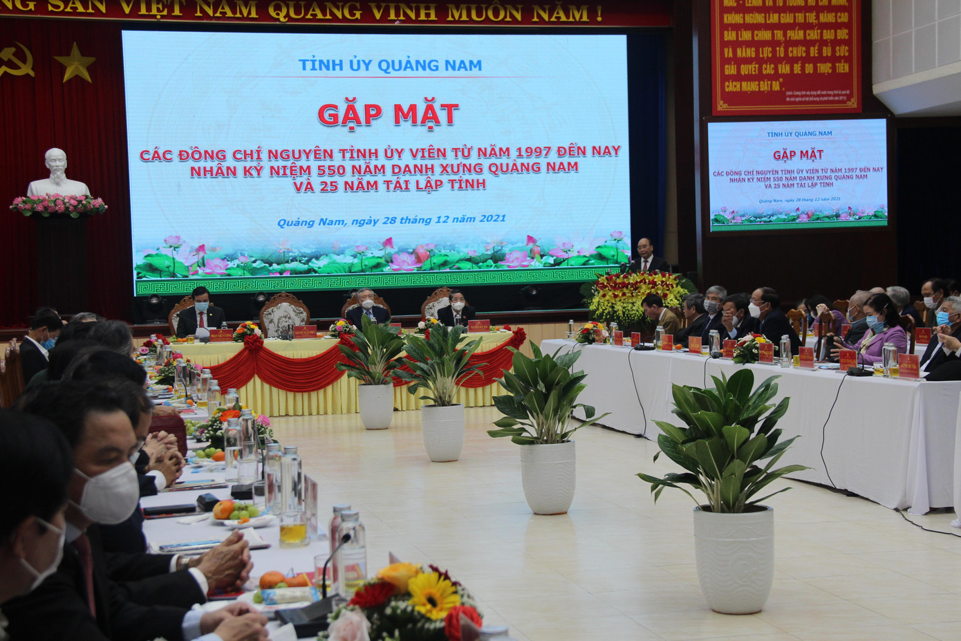 Tỉnh Quảng Nam tổ chức gặp mặt nguyên cán bộ lãnh đạo qua các thời kỳ nhân kỷ niệm 550 năm Danh xưng Quảng Nam và 25 năm tái lập tỉnh. Ảnh H. Văn