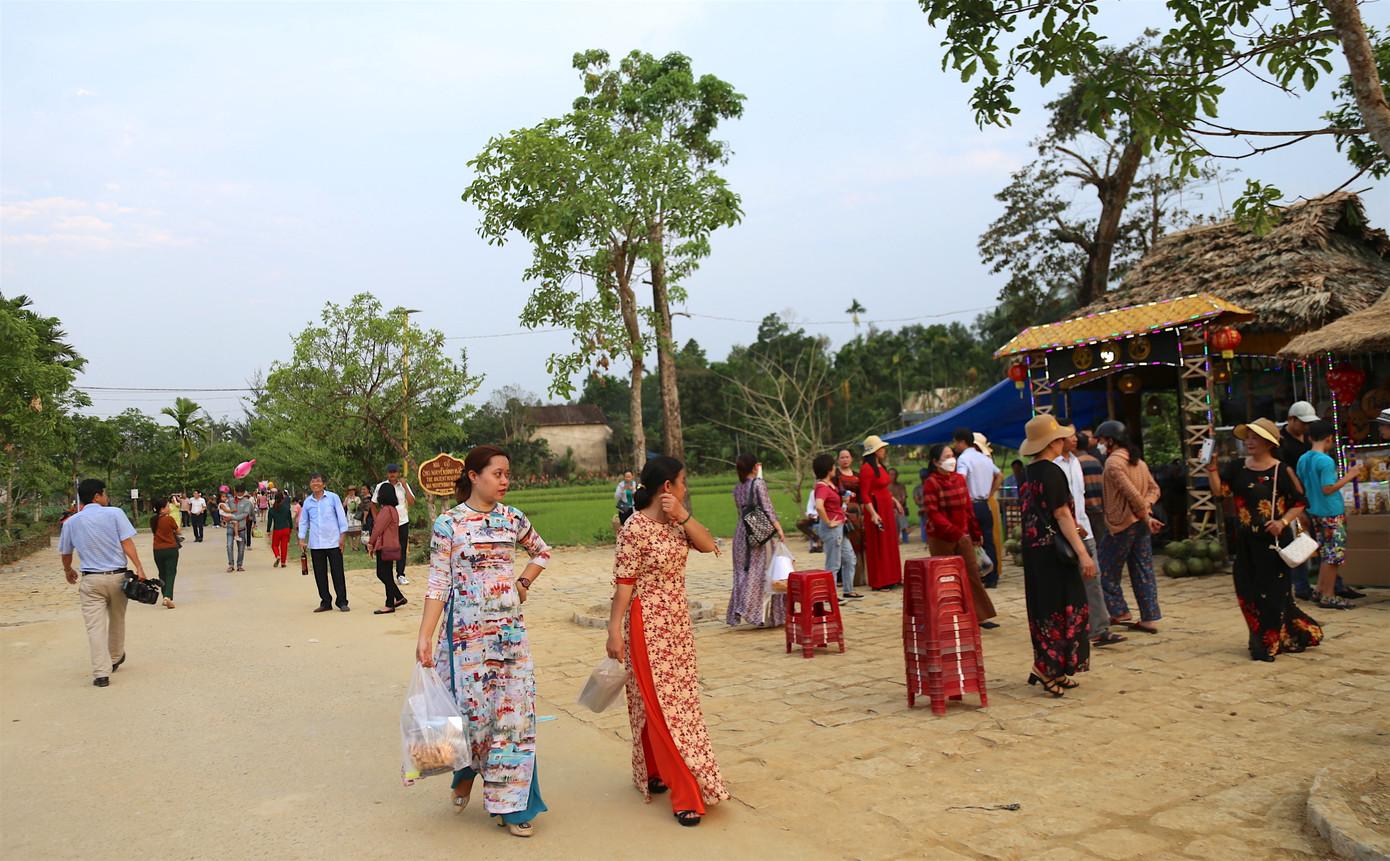 Những ngày diễn ra hội làng Lộc Yên, du khách còn hòa mình trong không gian nghệ thuật thơ, nhạc và các loại hình văn hóa nghệ thuật độc đáo.