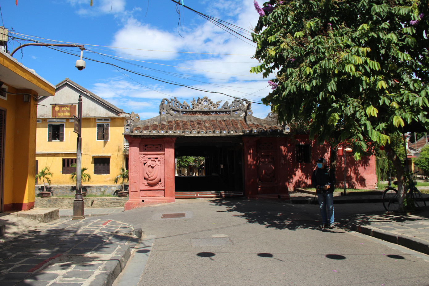 Chùa Cầu ngày giãn cách - ảnh H. Văn