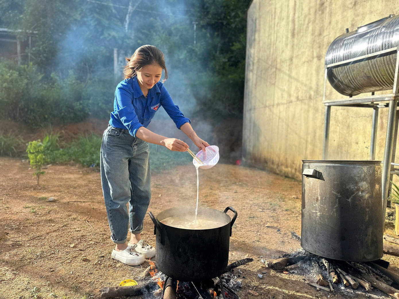 Không chỉ tặng quà, các tình nguyện viên còn chuẩn bị bữa ăn với hàng xâu cá viên chiên, hàng chục tô xương hầm rau củ quả gửi đến người dân trong làng.