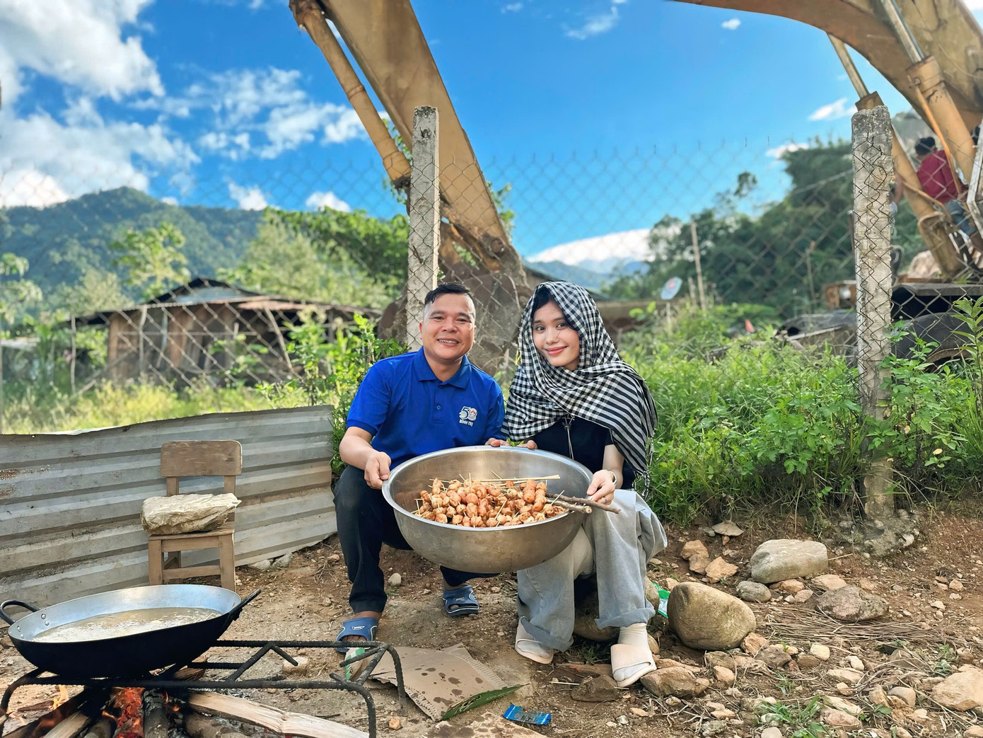 Không chỉ tặng quà, các tình nguyện viên còn chuẩn bị bữa ăn với hàng xâu cá viên chiên, hàng chục tô xương hầm rau củ quả gửi đến người dân trong làng.