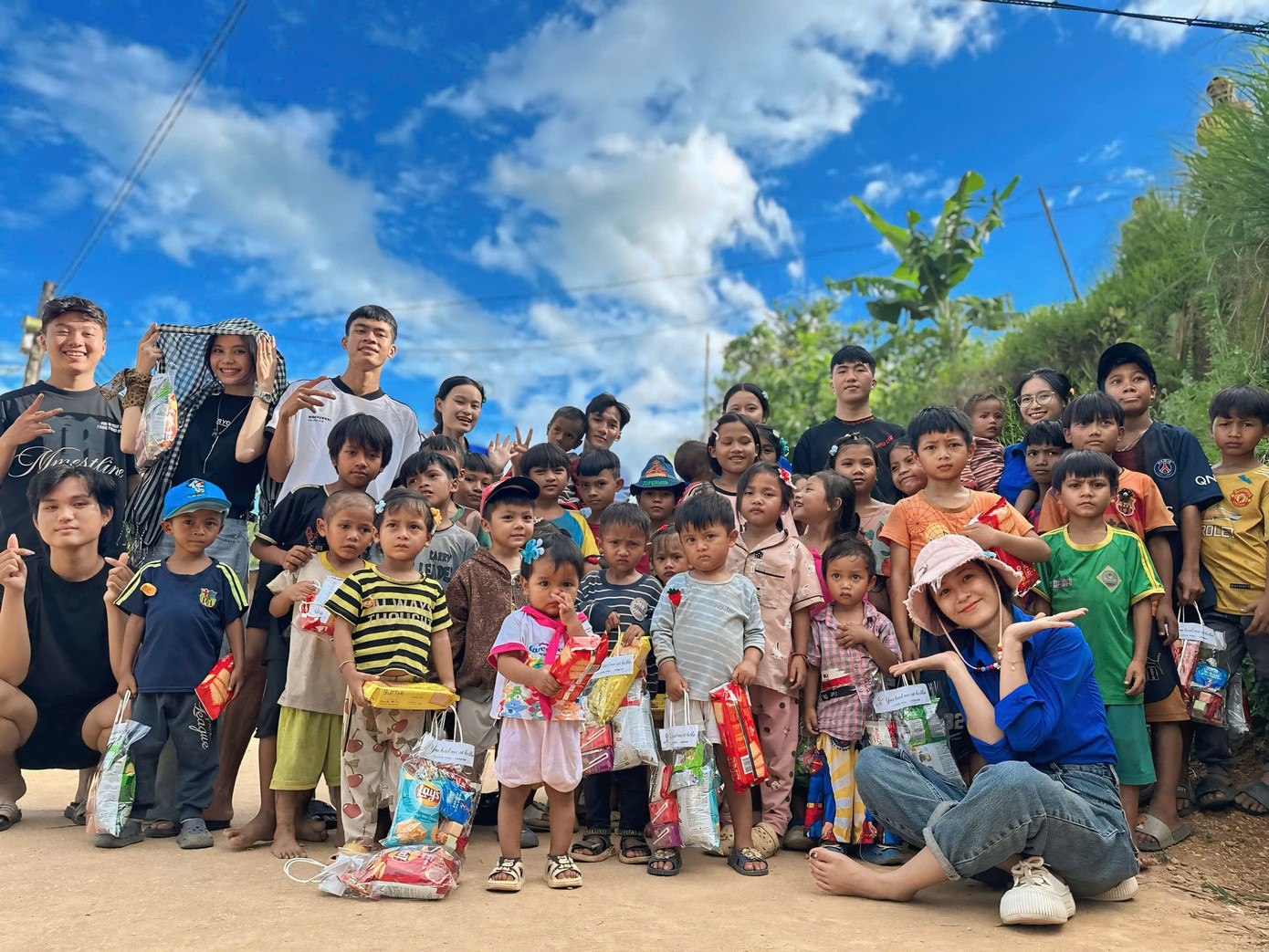 “Đây là chuyến đi thứ 10 em đồng hành cùng CLB, nhưng mỗi lần lên núi lại là một lần thấy mình nhỏ bé hơn, hiểu đời hơn”, bạn Phạm Thị Mỹ Duyên chia sẻ.