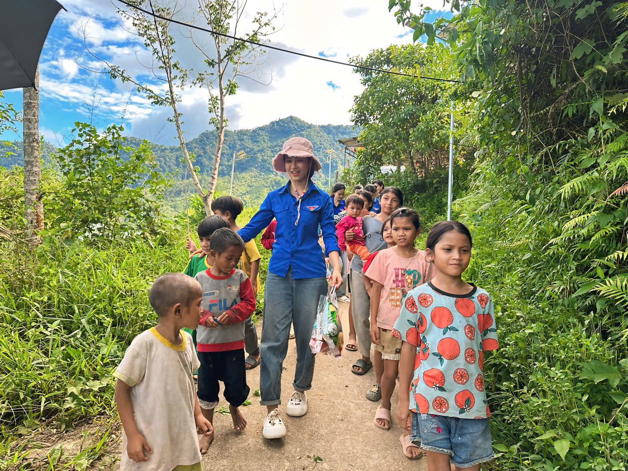 Trưởng team Phan Đức chia sẻ, đường đến Tu Gia không dễ, xe không thể vào, các tình nguyện viên phải đi bộ hàng giờ, lội qua suối, trèo dốc. Nhưng tất cả đều đồng lòng.