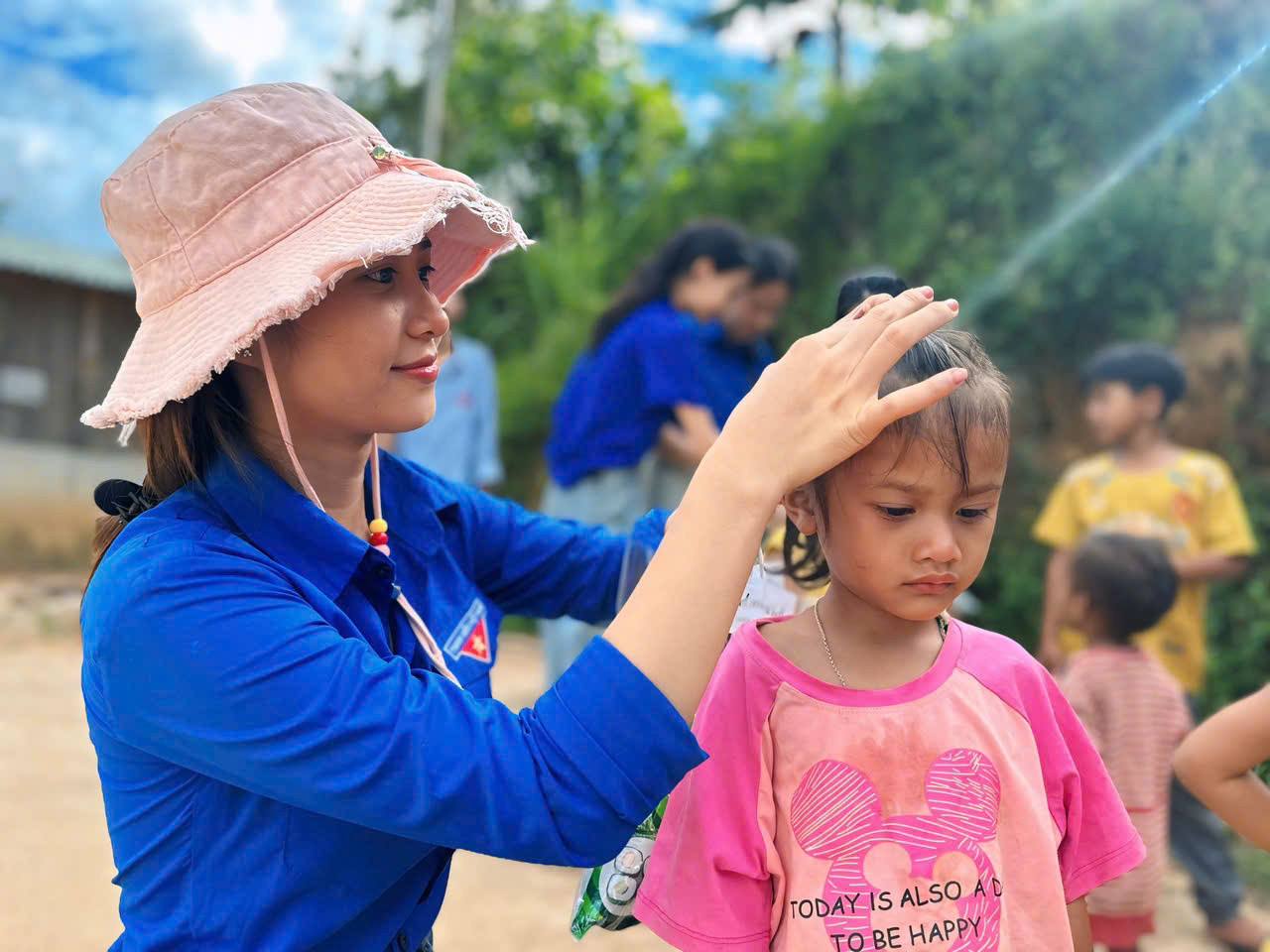 Không mua các đồ bán sẵn, tất cả đồ chơi, kẹp len và quà tặng đều do các bạn trẻ CLB tự tay làm, gói ghém và mang lên núi. “Tụi em muốn các em nhỏ nơi đây cảm nhận được sự chăm chút và tình cảm thật sự từ những món quà nhỏ nhất”, một thành viên tuổi trẻ Thăng Bình chia sẻ.