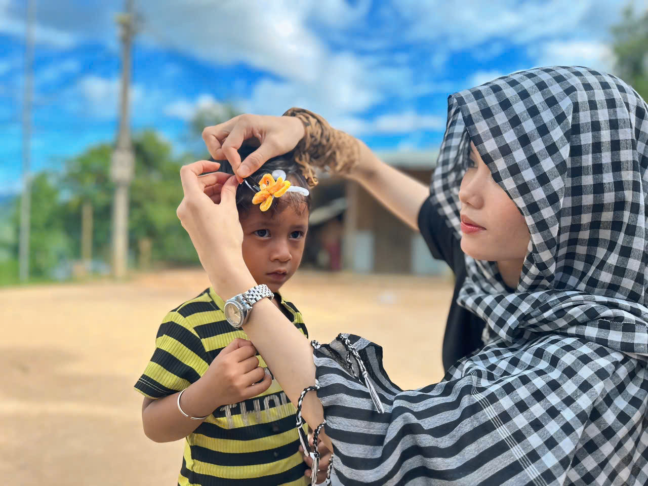 Không mua các đồ bán sẵn, tất cả đồ chơi, kẹp len và quà tặng đều do các bạn trẻ CLB tự tay làm, gói ghém và mang lên núi. “Tụi em muốn các em nhỏ nơi đây cảm nhận được sự chăm chút và tình cảm thật sự từ những món quà nhỏ nhất”, một thành viên tuổi trẻ Thăng Bình chia sẻ.