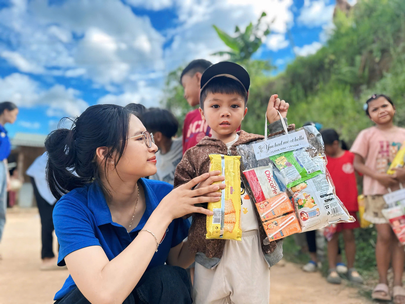 Chỉ là bánh, sữa, kẹp len hay vài quyển vở nhưng chất chứa trong đó là tấm lòng của tuổi trẻ Thăng Bình gửi đến các em nhỏ vùng cao.