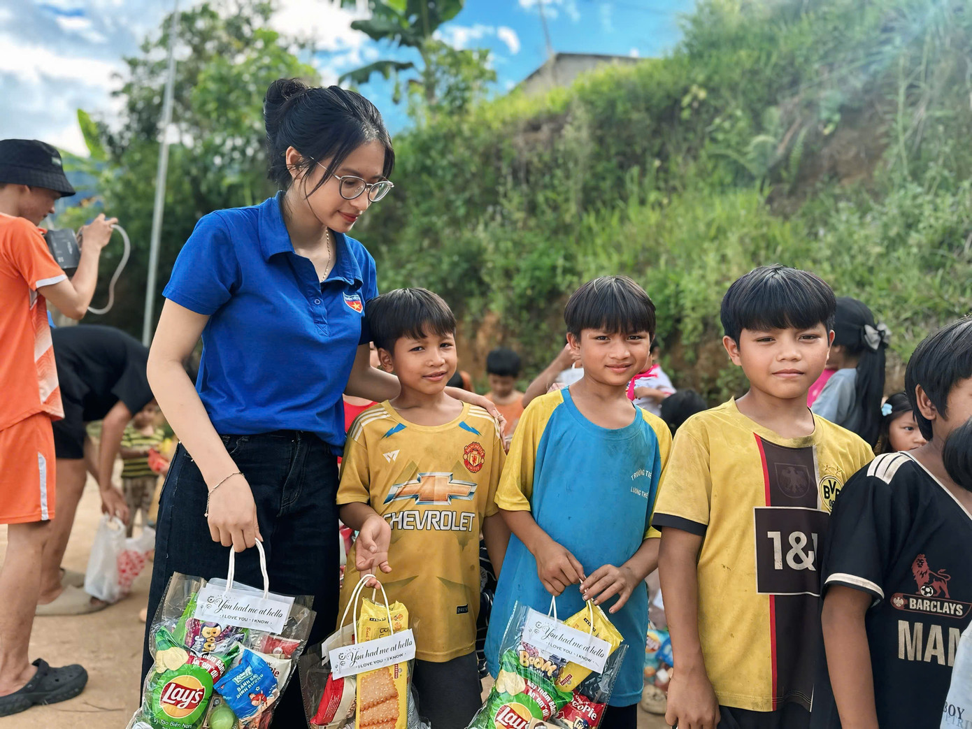 Chỉ là bánh, sữa, kẹp len hay vài quyển vở nhưng chất chứa trong đó là tấm lòng của tuổi trẻ Thăng Bình gửi đến các em nhỏ vùng cao.