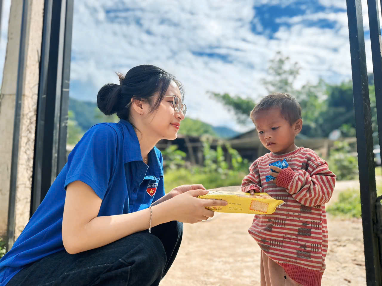 Không mua các đồ bán sẵn, tất cả đồ chơi, kẹp len và quà tặng đều do các bạn trẻ CLB tự tay làm, gói ghém và mang lên núi. “Tụi em muốn các em nhỏ nơi đây cảm nhận được sự chăm chút và tình cảm thật sự từ những món quà nhỏ nhất”, một thành viên tuổi trẻ Thăng Bình chia sẻ.